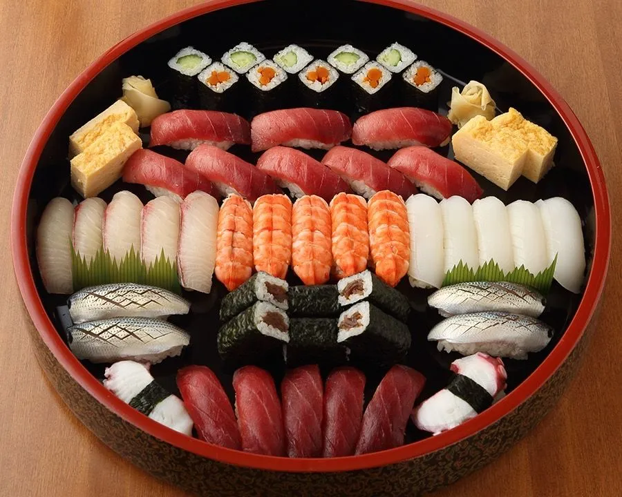 出前の飯台盛り合わせ