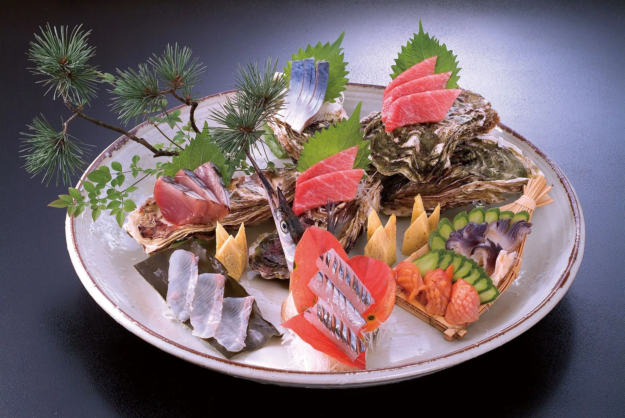 松の枝を添えた豪華な盛り合わせ